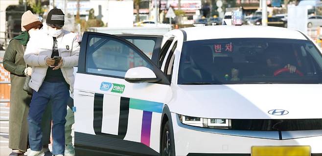 한국을 찾는 외국인 관광객이 내년 2000만 명에 육박할 것으로 예상되지만 이들이 한국에서 정보기술(IT) 플랫폼을 이용하기 어렵다는 지적이 나온다. 24일 서울역 택시 승강장에서 외국인이 우티 택시에서 내리고 있다. 우티는 우버와 티맵모빌리티가 공동 설립한 조인트벤처(JV)다.   /김범준 기자