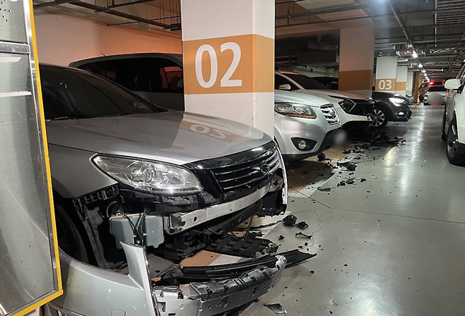 대구 북구 한 아파트 지하주차장에 지난달 29일 차량들이 파손된 채 주차돼있다. 연합뉴스