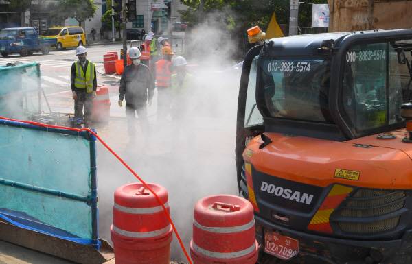 2020년 5월 ‘해운대 그린시티’ 내에서 노후한 열 수송 배관 교체 작업이 이뤄지고 있다. 국제신문DB