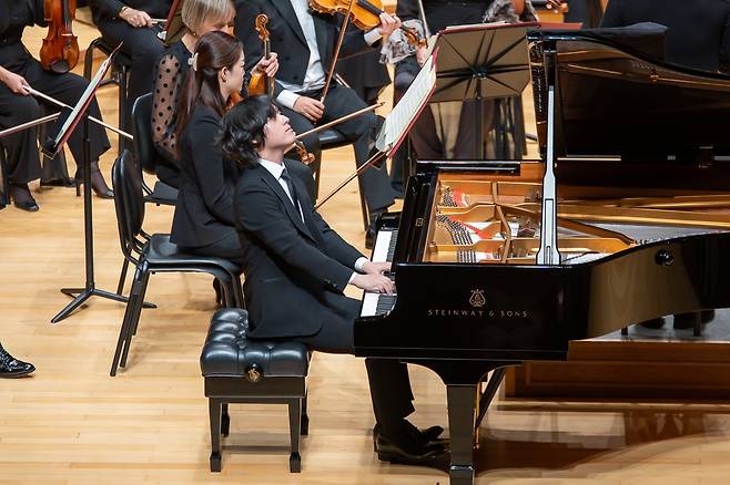 Pianist Lim Yun-chan performs Beethoven’s Piano Concerto No. 4 in G Major, Op. 58 at the Lotte Concert Hall on Friday. (Vincero)