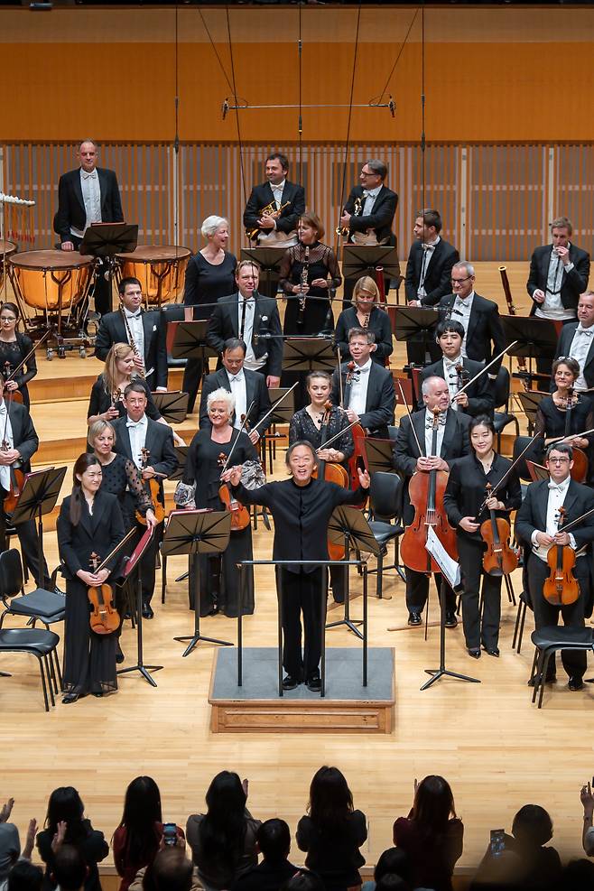 Conductor Chung Myung-whun greets the audience after finishing the last concert of the Munich Philharmonic's Korea tour at the Lotte Concert Hall in Seoul on Friday. (Vincero)