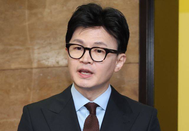 지난달 30일 오후 국회를 찾은 한동훈 법무부 장관이 취재진 질문에 답하고 있다. 연합뉴스