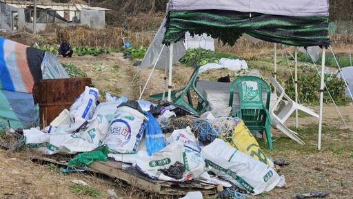 3일 수원특례시 장안구 하광교동 인근 주말농장에 영농폐기물이 담긴 포대 자루가 쌓여 있다. 오민주기자