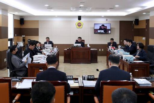 4일 행정안전위원회 회의실에서 제291회 인천광역시의회 제2차 정례회 제9차 행정안전위원회위원들이 안건을 심의하고 있다. 시의회 제공