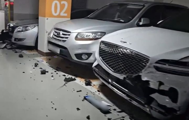 지난달 29일 대구 북구 칠성동의 한 아파트 지하주차장 1층에 주차된 차량들이 파손돼 있다. /사진=뉴시스