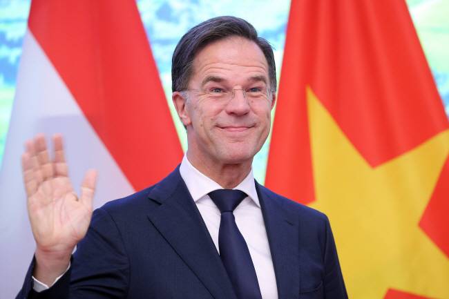 마르크 뤼터 네덜란드 총리가 지난달 2일 베트남 하노이에서 팜 민 찐 베트남 총리와 회담을 가진 뒤 취재진에게 손을 흔들고 있다.  EPA 연합뉴스