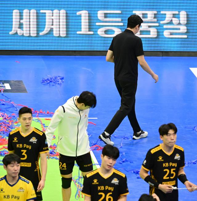 후인정 감독이 코트를 빠져나가고 있다 / KOVO(한국배구연맹)