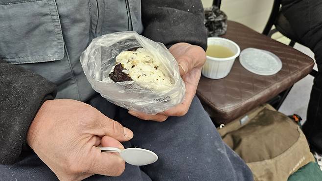 탑골공원 원각사 노인 무료 급식소에서 배부한 주먹밥과 미역국. 김가루, 단무지가 들어간 주먹만 한 주먹밥이다. 박지영 기자.