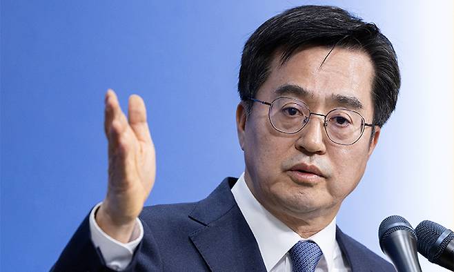 김동연 경기도지사가 4일 경기도 수원시 경기도청 브리핑룸에서 검찰의 더불어민주당 이재명 대표 법인카드 유용 의혹 관련 경기도청 압수수색에 대한 입장을 밝히고 있다. 공동취재사진