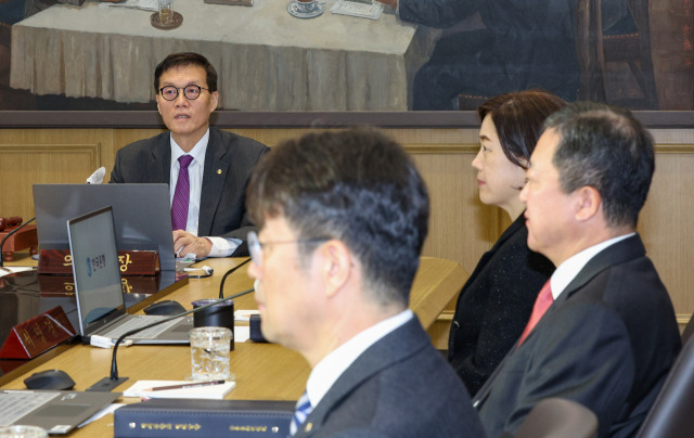 이창용 한국은행 총재가 30일 서울 중구 한국은행에서 열린 금융통화위원회 통화정책방향 결정회의를 주재하고 있다. 2023.11.30 사진공동취재단