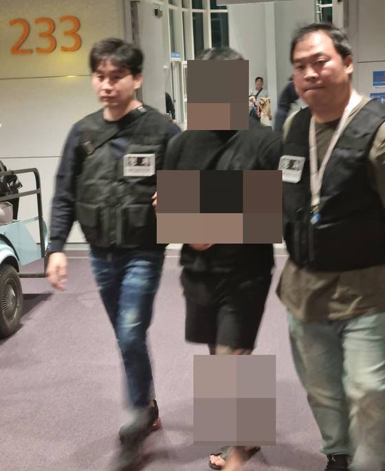 베트남 호찌민 공항에서 국내로 송환되는 피의자.〈사진=충남경찰청〉