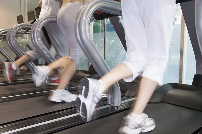 최적의 건강 효과를 얻으려면 성인은 매주 최소 2시간 30분~5시간의 중간 강도의 운동을 하거나 1시간 15분~2시간 30분의 격렬한 강도의 운동을 해야 한다. [사진= 게티이미지뱅크]