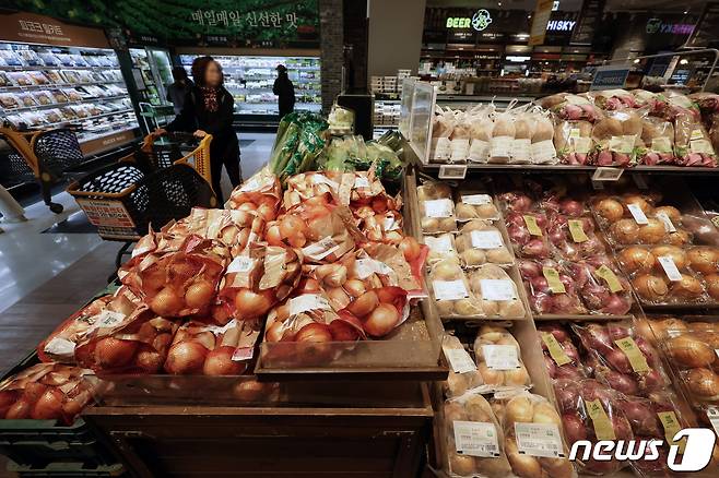 정부의 물가안정 노력에도 농산물, 가공식품 물가가 오르고 있는 가운데 지난달 29일 서울 시내의 한 대형마트에서 시민들이 장을 보고 있다. 2023.11.29/뉴스1 ⓒ News1 김민지 기자