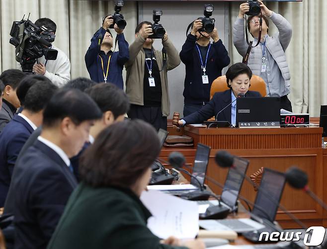 남인순 국회 정개특위 위원장이 5일 서울 여의도 국회에서 열린 정치개혁특별위원회 전체회의에서 의사봉을 두드리고 있다. 2023.12.5/뉴스1 ⓒ News1 송원영 기자