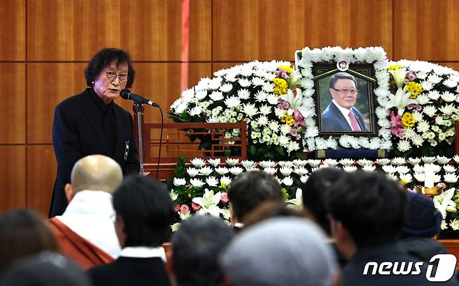 5일 오전 서울 종로구 서울대병원 장례식장에서 대한민국영화인장으로 엄수된 고(故) 김수용 감독의 영결식에서 정지영 감독이 고인의 약력을 소개하고 있다. '저 하늘에도 슬픔이' '만추' 등을 연출하며 1960년대 한국영화를 대표하는 김 감독은 지난 3일 94세의 일기로 영면에 들었다. 2023.12.5/뉴스1 ⓒ News1 구윤성 기자