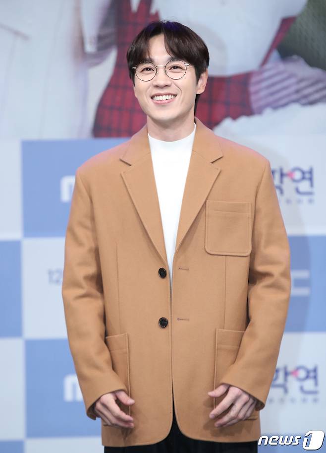 가수 이석훈이 5일 오후 서울 마포구 MBC 골든마우스홀에서 열린 MBC 예능프로그램 '솔로 동창회 학연' 제작발표회에서 포즈를 취하고 있다. '솔로 동창회 학연'은 학창 시절 친구가 연인이 되는 '솔로 동창회'로, 10여 년 만에 모인 초등학교 동창생들이 4박 5일간 함께하며 사랑을 싹틔우는 연애 리얼리티다. 2023.12.5/뉴스1 ⓒ News1 권현진 기자