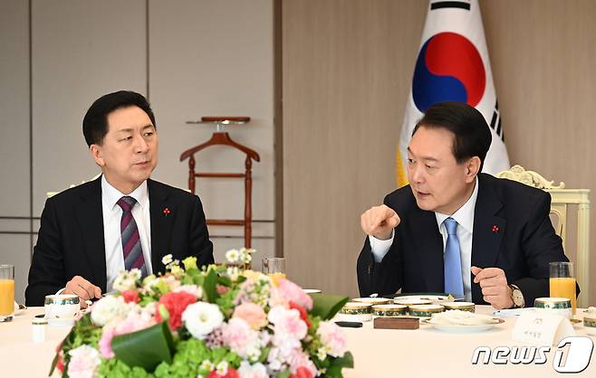 윤석열 대통령이 5일 국민의힘 김기현 대표 등 지도부와 비공개 오찬을 하고 있다. 이날 회동에는 김 대표와 윤재옥 원내대표, 유의동 정책위의장, 이만희 사무총장 등 ‘당 4역’이 참석했다. 대통령실에서는 김대기 비서실장, 이관섭 정책실장을 비롯해 5명의 신임 수석이 참석했다. (국민의힘 제공) 2023.12.5/뉴스1 ⓒ News1 송원영 기자