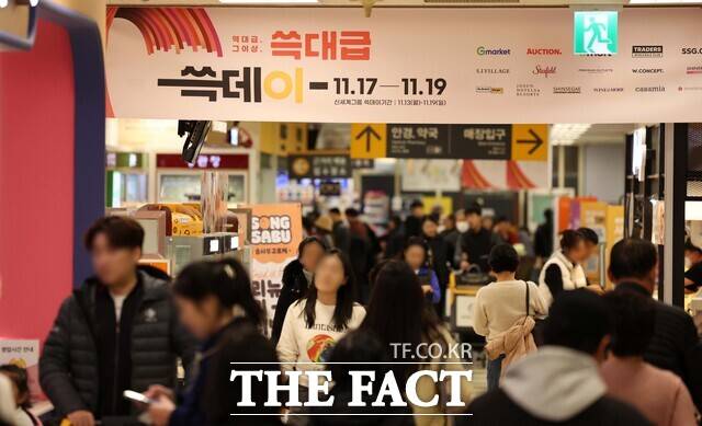 지난달 19일 서울 이마트 용산점에서 쓱데이 할인행사 마지막 날을 맞아 고객들이 각종 할인 제품을 구매하고 있다. /뉴시스