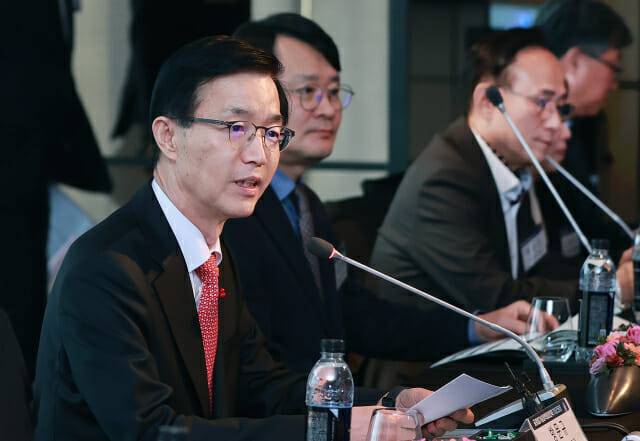 방문규 산업통상자원부 장관이 5일 서울 포시즌스호텔에서 열린 '글로벌 기술협력 종합전략 기업 간담회'에서 인사말을 하고 있다.