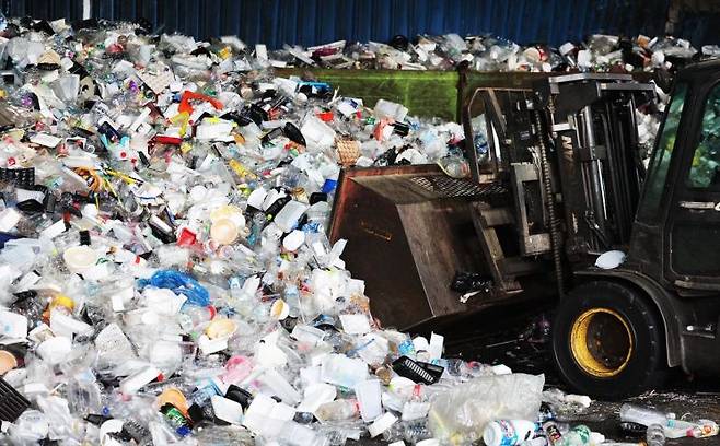 경기 용인시재활용센터에 플라스틱 재활용 쓰레기가 쌓여 있다. [이미지출처=연합뉴스]