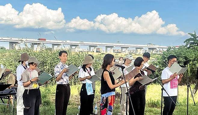 지난 2일 일본 도쿄 스미다구에 있는 아라카와 하천의 기네카와 다리 아래에서 일본 시민단체 ‘백년(百年)’ 소속 젊은이들이 관동대지진 당시 조선인 학살을 목격한 일본인들의 증언을 낭독하고 있다. 이곳은 1923년 9월 관동대지진 당시 조선인 학살 현장이다. /성호철 특파원