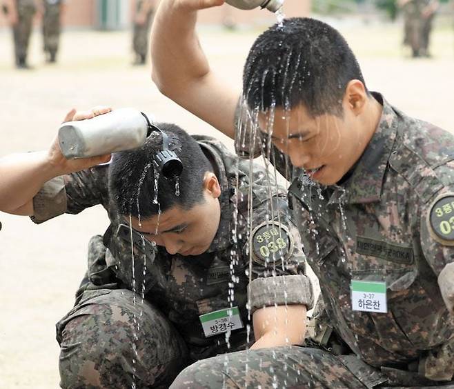 폭염 열기 식히는 훈련병 - 6일 대구에 폭염경보가 내려진 상황에서 육군 50사단 신병교육대대에서 훈련병들이 수통에 담긴 물을 머리에 뿌리며 더위를 식히고 있다. 이날 전국 대부분 지역은 낮 최고기온이 33도 이상이었고, 서울의 체감온도는 34.4도를 기록했다. /연합뉴스