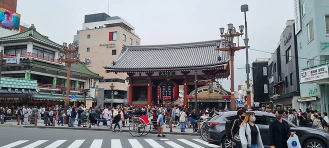 지난 10일 일본 도쿄 아사쿠사에 있는 유명 사찰 센소지 주변이 전국 각지에서 몰려든 관광객들로 붐비고 있다. 인력거를 타고 주변 문화재를 둘러보는 프로그램이 인기였지만, 코로나 팬데믹 이후 인력거꾼들이 다른 일자리를 찾아 떠나면서 운행하는 인력거가 이전의 절반 가까이로 줄었다. 일본 정부가 관광 산업 살리기에 팔을 걷어붙이고 있지만, 구인난에 시달리는 관광 업계에선 폭증한 수요에 제대로 대응하지 못하고 있다는 분석이다. /최원국 특파원