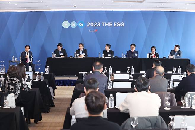 조선비즈가 12월 5일 서울 소공동 웨스틴 조선호텔에서 개최한 ‘2023 THE ESG 포럼’에 참석한 패널 토론자들이 ESG 공시의 준비 방안에 대해 논의하고 있다. 왼쪽부터 한종수 이화여자대학교 교수, 이상원 금융위원회 공정시장과 사무관, 황정환 KPMG삼정 회계법인 파트너, 권세원 이화여자대학교 교수, 윤철민 대한상공회의소 ESG 경영실장, 고은해 서스틴베스트 리서치&IT본부장, 권성식 한국표준협회 ESG 경영센터장. / 조선비즈