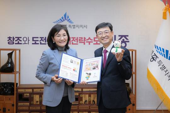 남상현 대한결핵협회 대전세종충남지부 회장(왼쪽)과 김하균 세종시 행정부시장이 크리스마스 실과 키링 증정식을 갖고 기념촬영을 하고 있다. 사진=세종시 제공