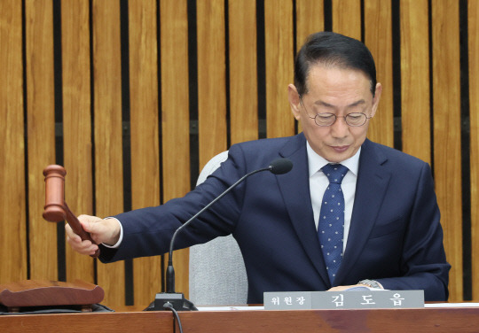 지난달 28일 국회에서 열린 대법원장(조희대) 임명동의에 관한 인사청문특별위원회 전체회의에서 김도읍 위원장이 의사봉을 두드리는 모습. 연합뉴스.