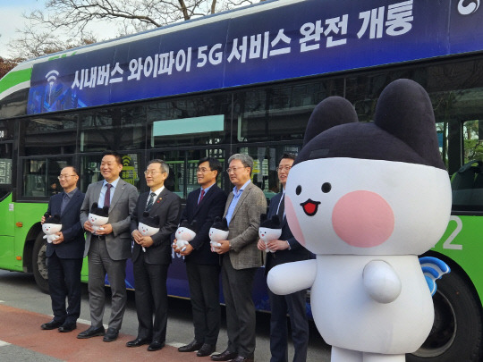 이종호(가운데) 과기정통부 장관이 시내버스 와이파이 5G 서비스 완전 개통 기념행사에서 관계자들과 기념사진을 찍고 있다.