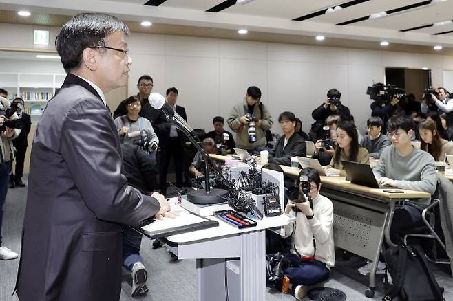 최상목 경제부총리 겸 기획재정부 장관 후보자가 5일 서울 중구 서민금융진흥원에서 기자간담회를 열고 취재진 질문에 답변하고 있다./사진=뉴시스