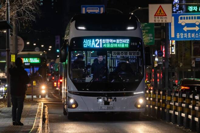 4일 밤 서울 동대문역 인근에서 심야 자율주행버스 ‘A21’번이 첫 운행을 시작하고 있다.  연합뉴스