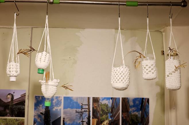 배제형씨가 재개발단지 산책 뒤 페트병을 활용해 만든 구름 화분. 류우종 기자