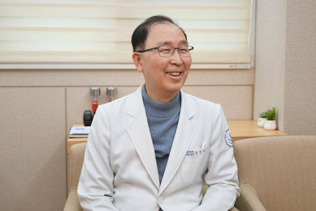 스포츠재활전문의인 나영무 솔병원 원장이 11월 30일 서울 강서구 솔병원에서 '백세 운동'에 대해 설명하고 있다. 윤서영 인턴기자