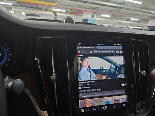 9월 강원 고성시 한 호텔 앞에서 출발하기 전 영상이 재생되고 있는 볼보 C40의 디스플레이. 고성=김형준 기자