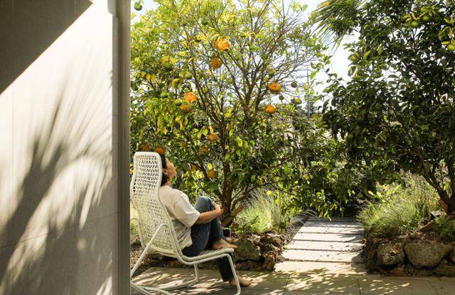 세화리 마을 숙소 '월랑소운'에서의 정원 휴식. 제주관광공사 제공