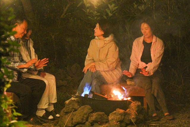 세화리 마을 숙소 '철없는펜션'의 바비큐 불멍. 제주관광공사 제공