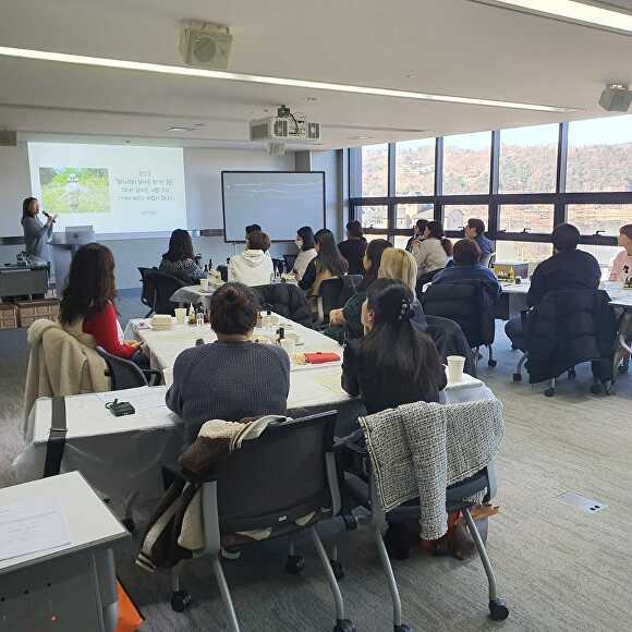 지난 25일 양평교육자원봉사센터 소속 봉사자들과 함께 성장나눔발표 및 힐링연수를 하고 있다. [사진=양평교육지원청]