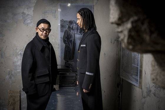 강수일(오른쪽)은 디자이너 박종철 씨가 론칭한 남성복 브랜드 슬링스톤의 모델로도 활동 중이다. 최영재 기자