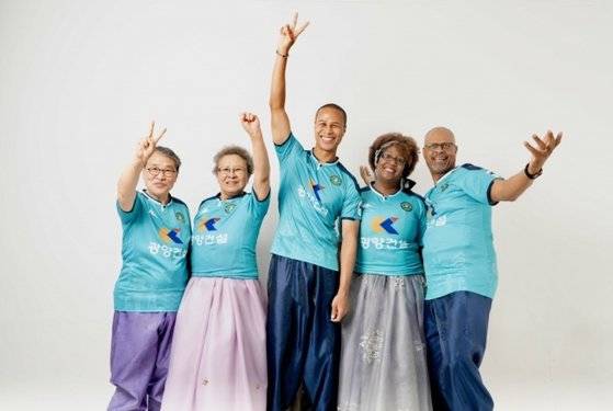 지난 2021년 미국에 살던 친부 갈렌 존스씨(맨 오른쪽)와 기적적으로 상봉해 가족사진을 함께 찍은 강수일(가운데). 사진 강수일