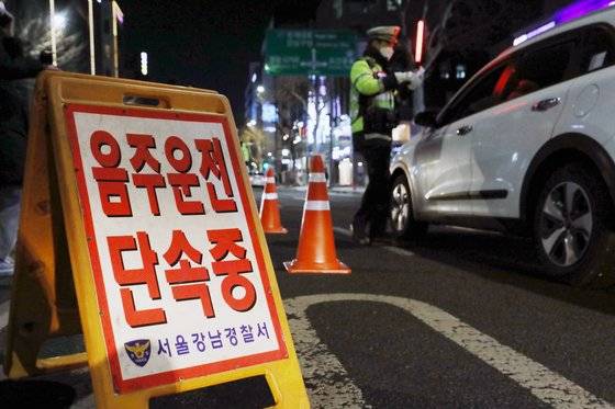 경찰 음주운전 단속 장면. 본 기사와는 관련 없음. 뉴스1