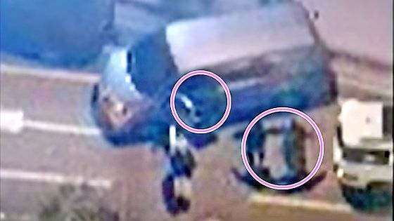 지난달 1일 새벽 전북 전주시 효자동 한 아파트 인근에서 음주운전을 한 A씨(46·작은 빨간 원)에게 한 여성(큰 빨간 원)이 욕설하고 있다. 당시 이 장면을 한 주민이 휴대전화로 촬영한 영상 캡처. [사진 A씨]