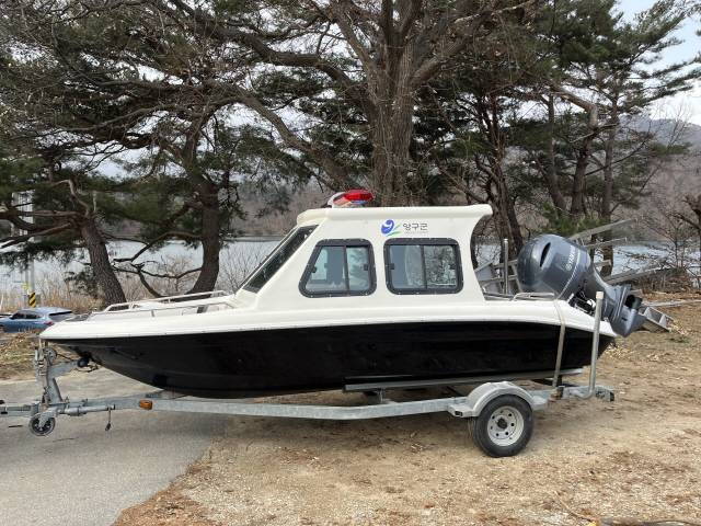 ▲ 양구 파로호·소양호 일대에 불법어로 차단과 효율적인 감시 체계 구축을 위한 지도·단속선이 뜬다. 지난 11월말 도입된 지도·단속선 모습.