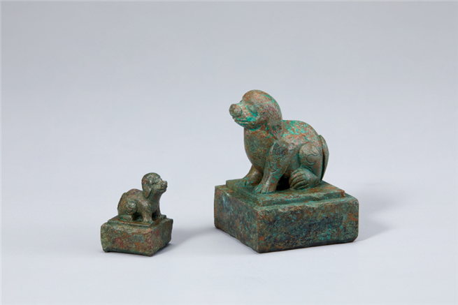 조선시대 제작된 황동 재질의 소내교인과 내교인. 높이는 각 2.9cm, 5.5cm. 한성백제박물관 제공