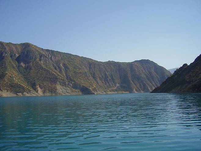 A scenic view of the Vakhsh River, located in north-central Tajikistan. The river is a tributary to the Amu Darya River and traverses the Pamirs, encountering mountainous terrain that often confines its flow to narrow channels within deep gorges. (Embassy of Tajikistan in Seoul)