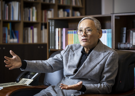 Culture Minister Yu In-chon interviews with the JoongAng Sunday, an affiliate of the Korea JoongAng Daily, at the National Museum of Korean Contemporary History in central Seoul on Nov. 13. [KIM SANG SEON]