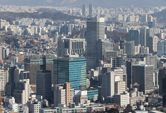 Around half of Korea’s major corporations have not made their investment plans for next year amid an uncertain economic outlook, according to a survey published Monday. Pictured is a photo of a cluster of corporations in the Seoul city center, taken from Namsan Mountain. [YONHAP]