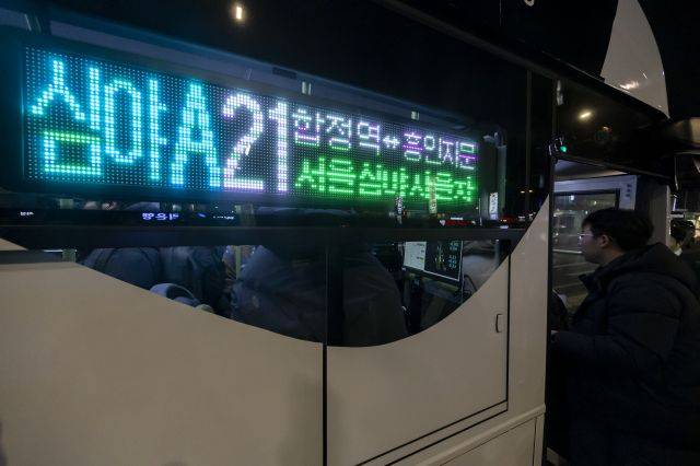 서울 동대문역 인근에서 지난 4일 밤 승객들이 심야 자율주행버스 ‘A21’번에 탑승하고 있다. 연합뉴스
