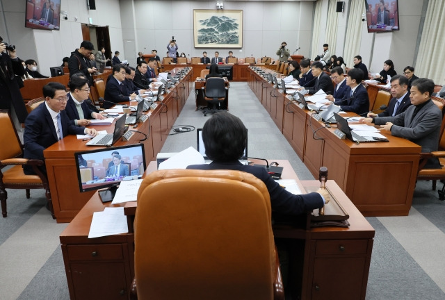 남인순 정치개혁특별위원회 위원장이 5일 국회에서 열린 정치개혁특별위원회 전체회의에서 의사봉을 두드리고 있다. 연합뉴스